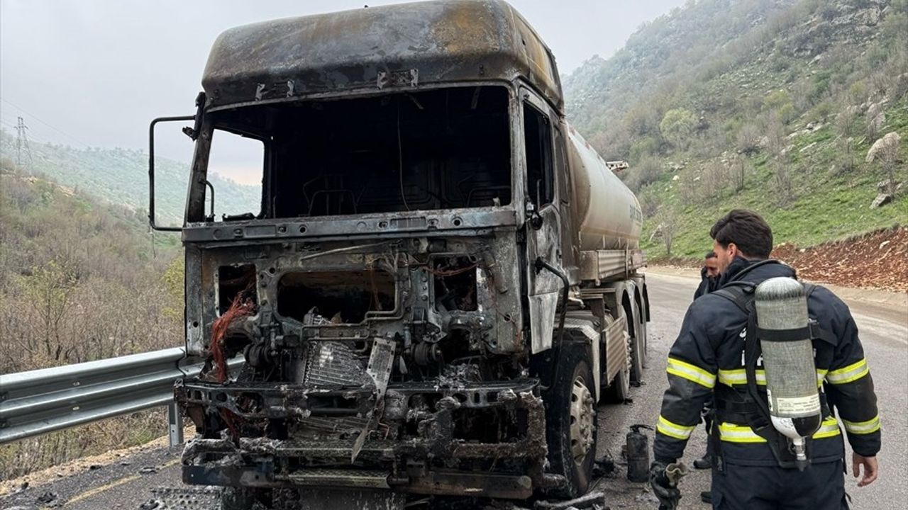Şırnak'ta Akaryakıt Tankerinde Yangın Söndürüldü