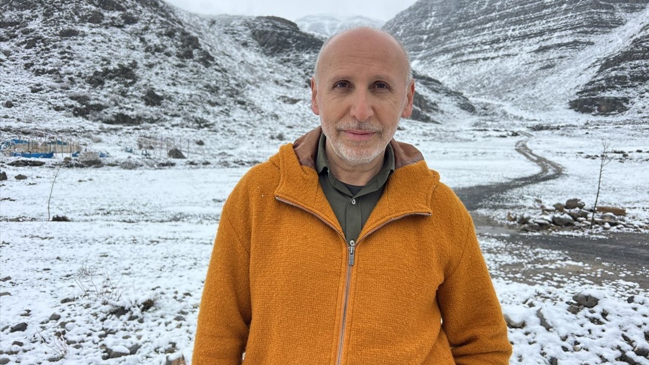 Şırnak'ta Bahar Cenneti: Ters Laleler Kar Altında Göz Kamaştırıyor