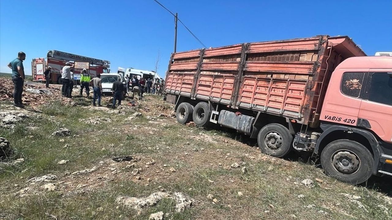 Şırnak'ta Tır ve Hafif Ticari Araç Çarpıştı: 5 Yaralı