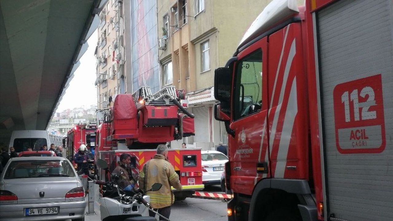 Şişli'de 8 Katlı Binada Yangın Beslediği Panik Sonrasında Söndürüldü