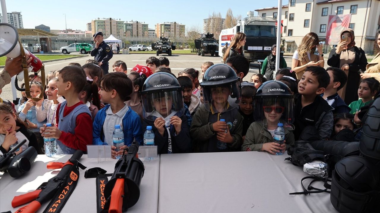 Sivas Jandarma Komutanlığı, 23 Nisan’da Çocuklara Kapılarını Açtı
