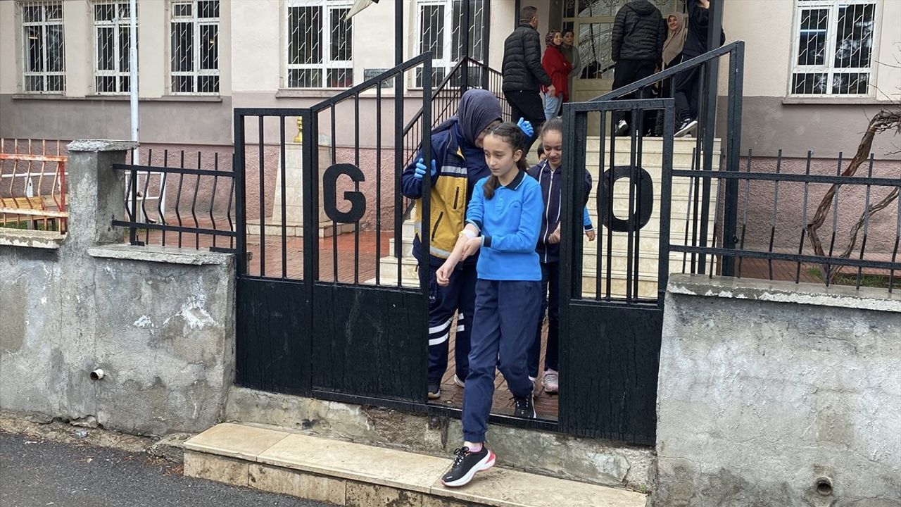 Sivas'ta 13 Öğrenci Gıda Zehirlenmesi Şüphesiyle Hastaneye Kaldırıldı
