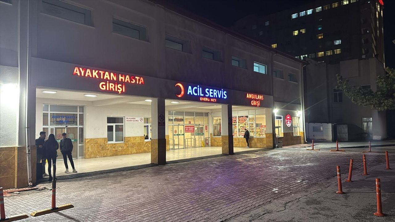 Sivas'ta 53 Üniversite Öğrencisi Gıda Zehirlenmesi Şüphesiyle Hastaneye Kaldırıldı