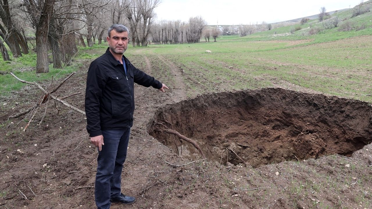 Sivas'ta 7 Metre Çapında Obruk Oluştu