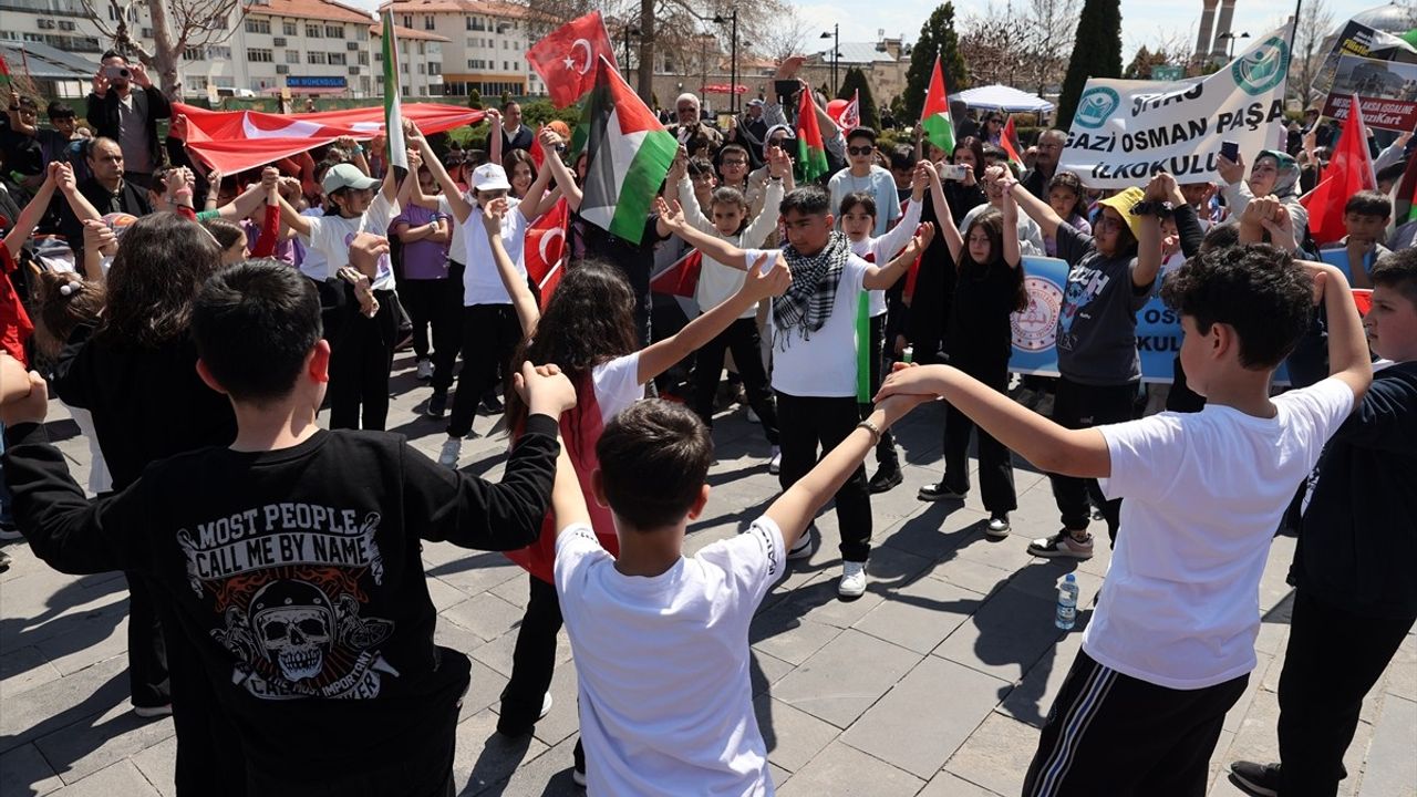 Sivas'ta Çocuklardan Gazze'ye Destek Yürüyüşü