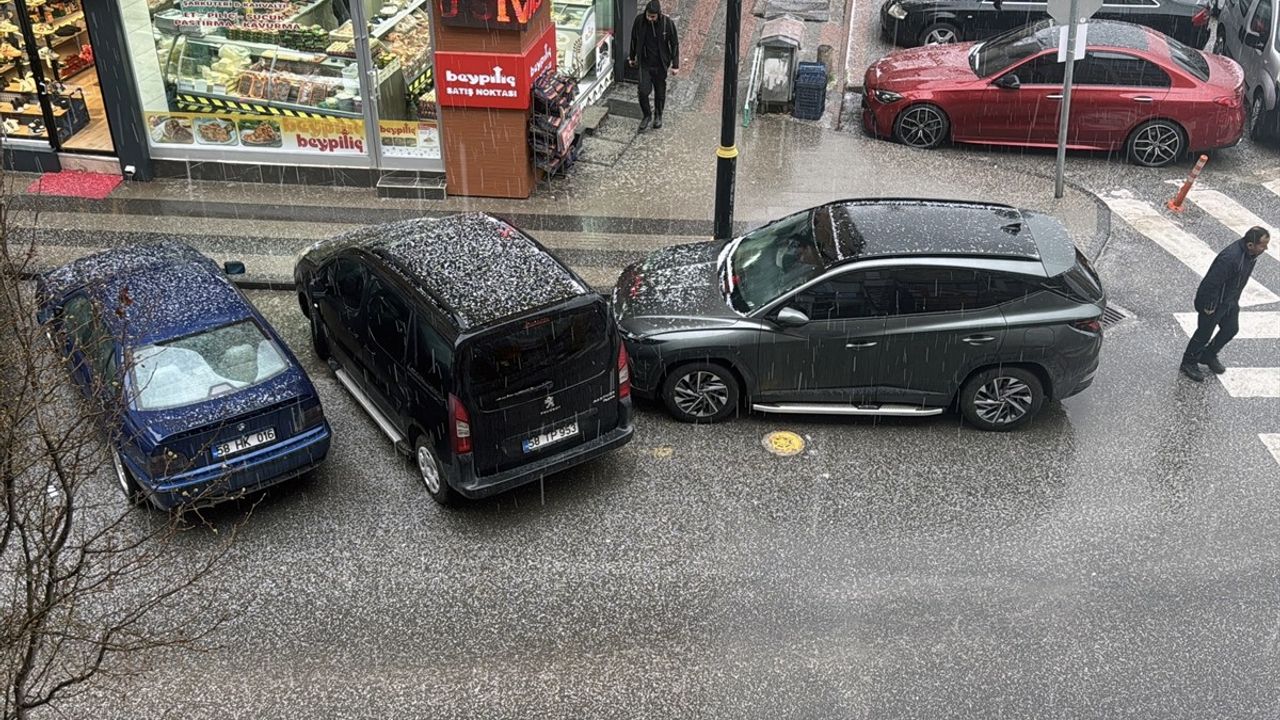 Sivas'ta Dolu ve Sağanak Yağış Hayatı Olumsuz Etkiledi