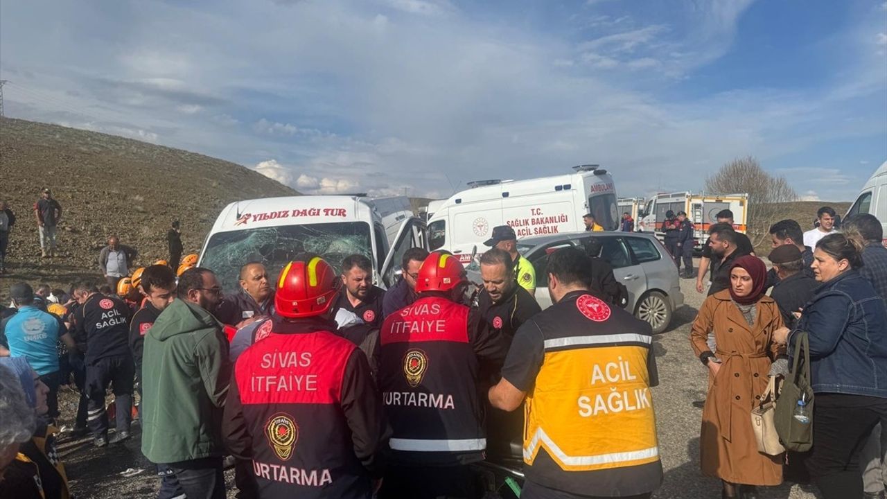 Sivas'ta Minibüs ile Otomobil Çarpıştı: 15 Yaralı