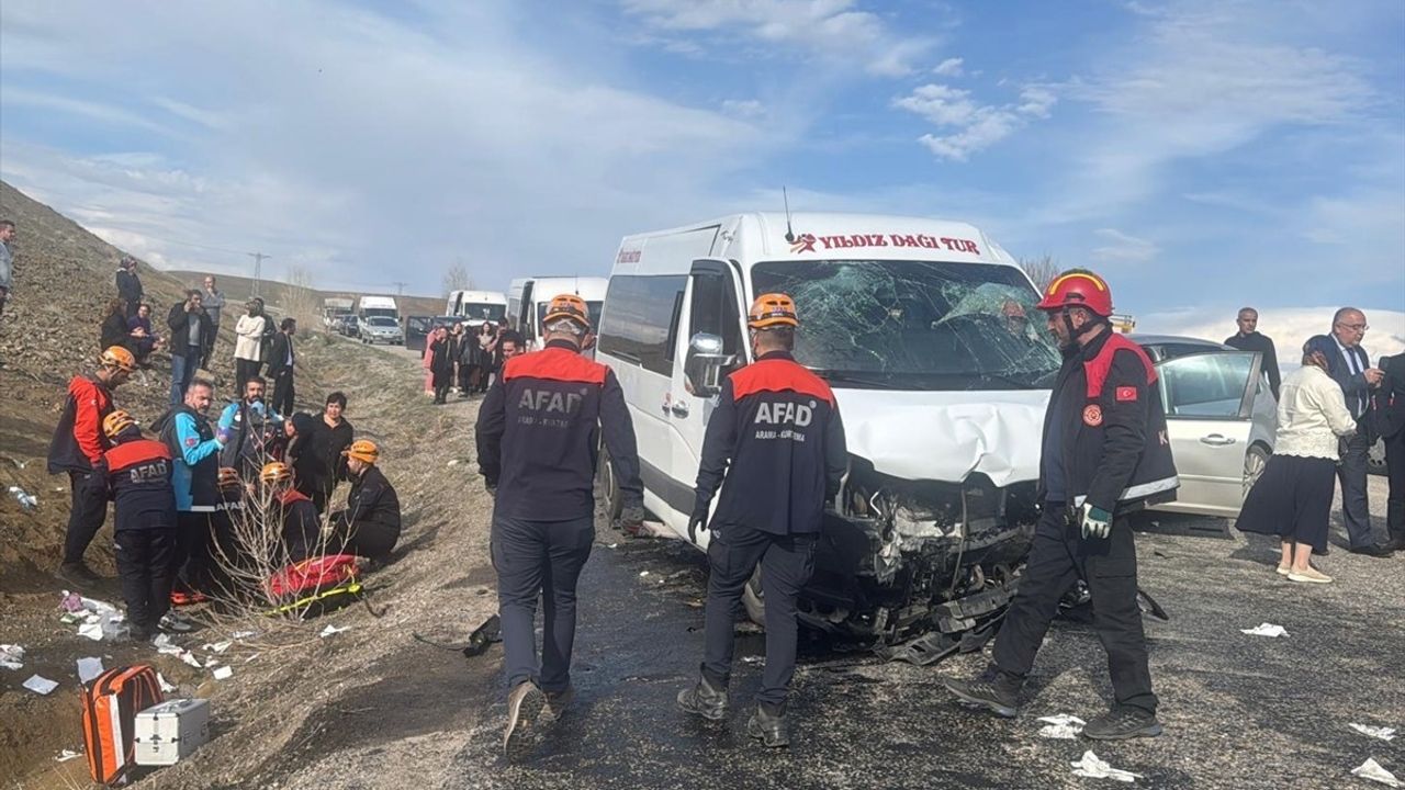 Sivas'ta Minibüs ve Otomobil Çarpıştı: 18 Yaralı Duyuruldu