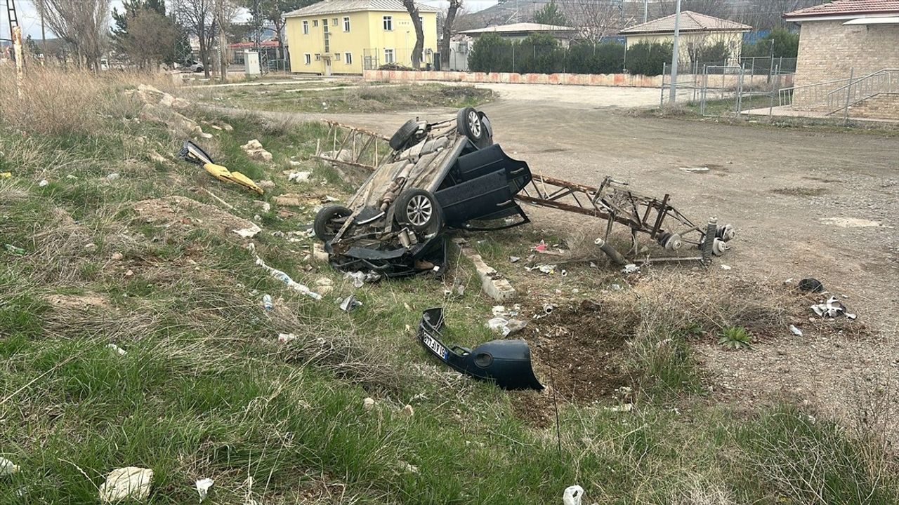 Sivas'ta Otomobil Devrildi: 5 Kişi Yaralandı