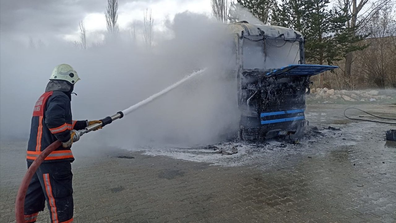 Sivas'ta Park Halindeki Tırda Yangın: Kullanılamaz Hale Geldi