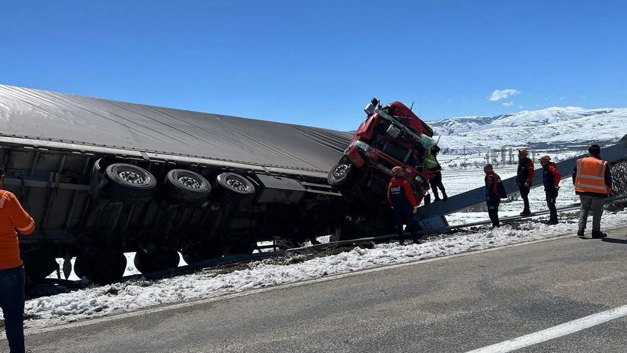 Sivas'ta Tır Sürücüsü AFAD Ekipleri Tarafından Kurtarıldı