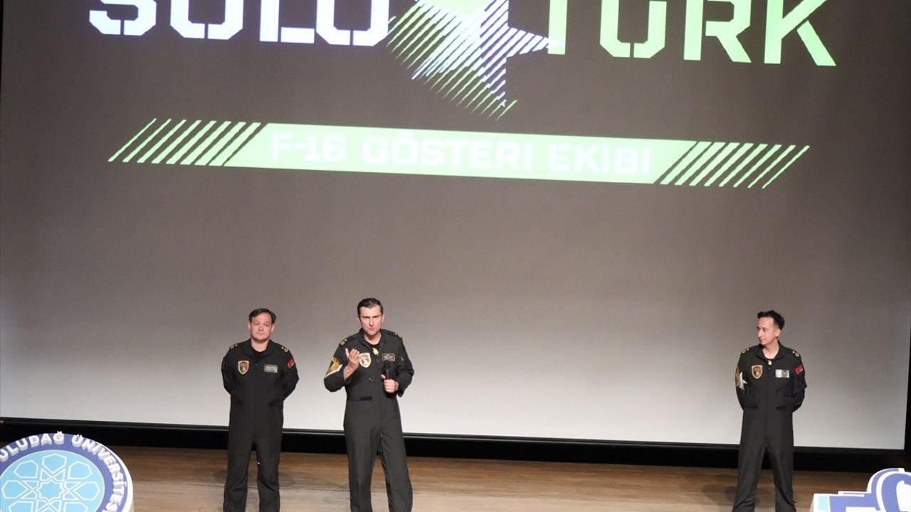 SOLOTÜRK Pilotları Bursa'da Üniversite Öğrencileriyle Buluştu