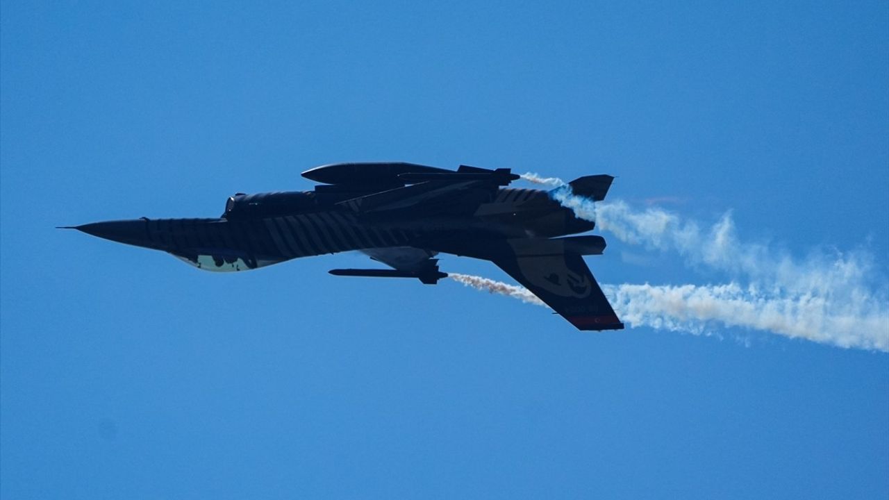 SOLOTÜRK, Şehitler Abidesi'nde Unutulmaz Gösteri Uçuşu Gerçekleştirdi