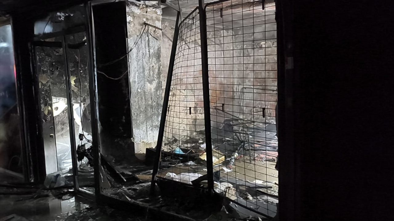 Sultangazi'de Pasajda Yangın: İtfaiye Ekipleri Olayı Kontrol Altına Aldı