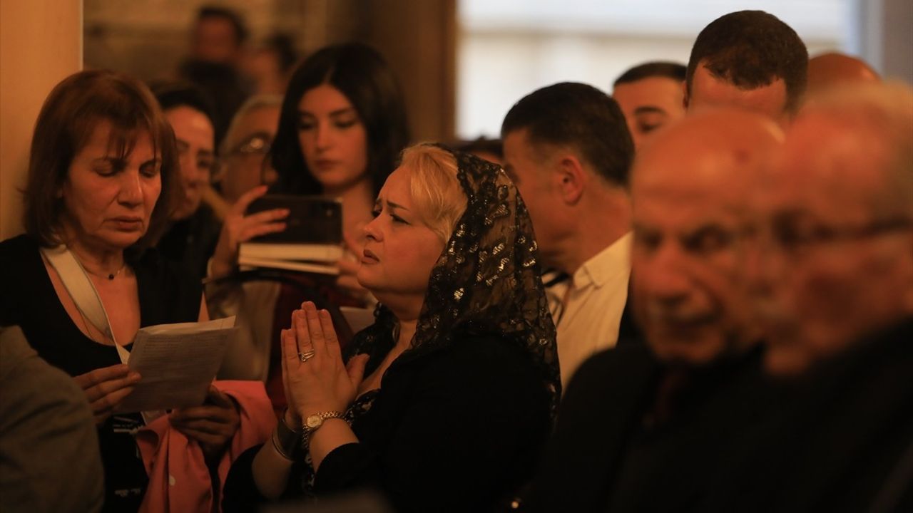 Suriyeli Hristiyanlar Kutsal Cuma'yı Törenlerle Andı