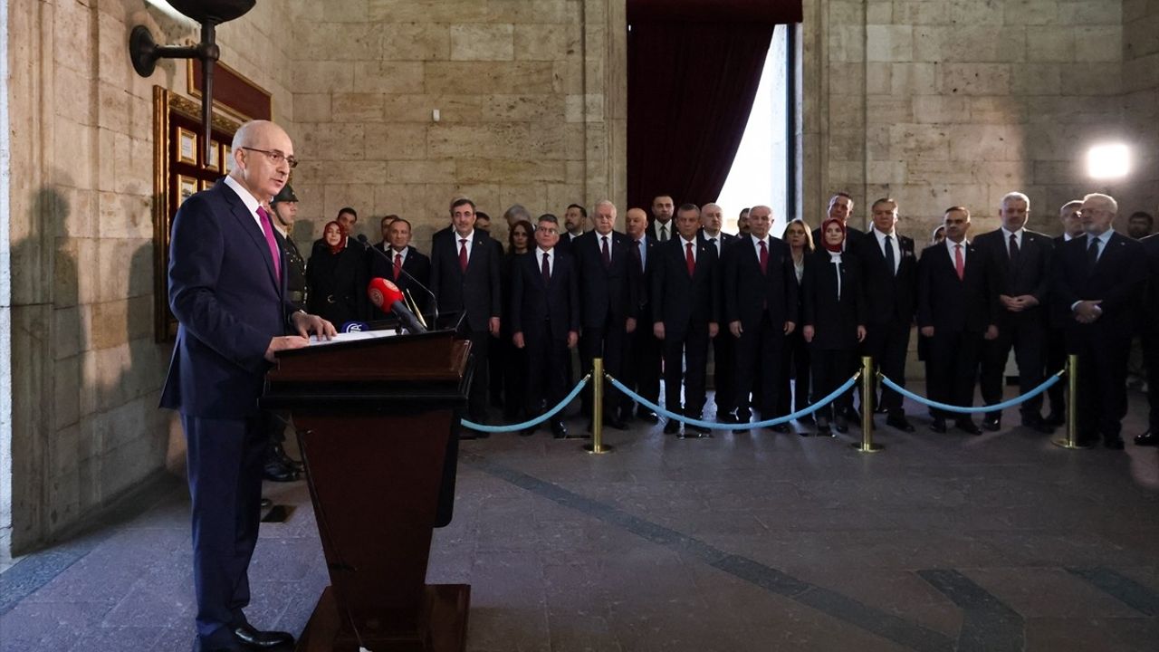 TBMM Başkanı Kurtulmuş, Anıtkabir'de 23 Nisan Töreninde Bulundu