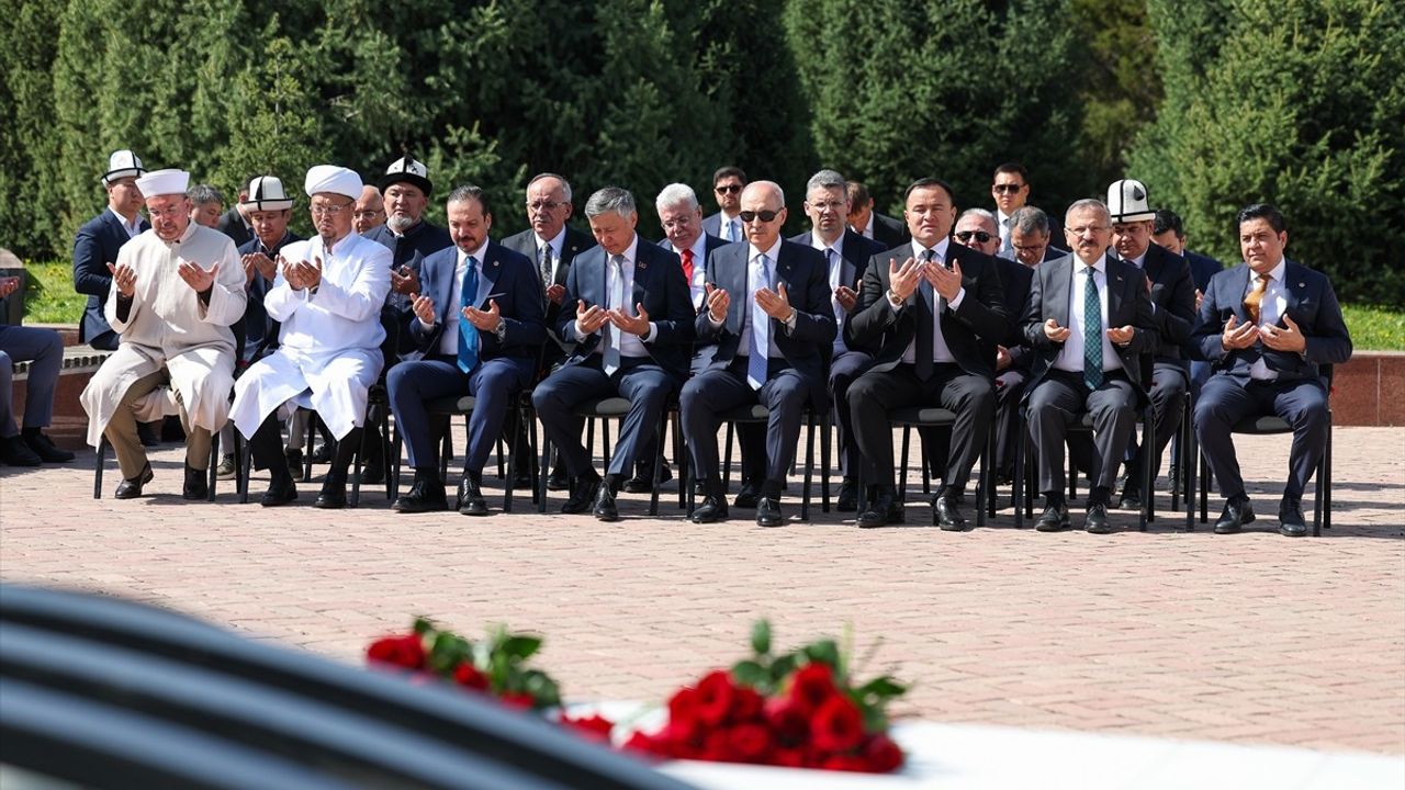TBMM Başkanı Kurtulmuş, Kırgızistan'da Ata-Beyit Anıt Kompleksi'ni Ziyaret Etti