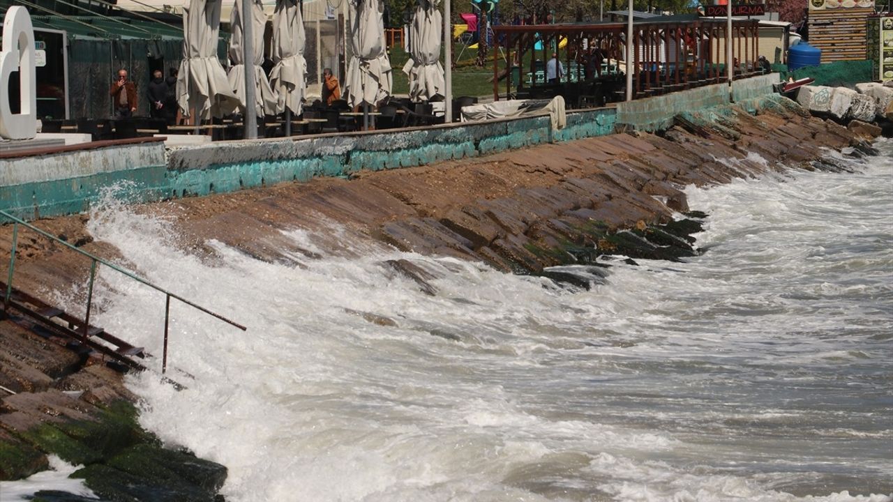 Tekirdağ'da Poyraz Fırtınası Deniz Ulaşımını Aksatıyor
