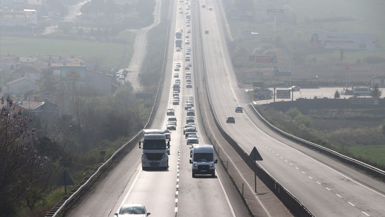 Tekirdağ-İstanbul Yolunda Bayram Dönüşü Trafik Yoğunluğu