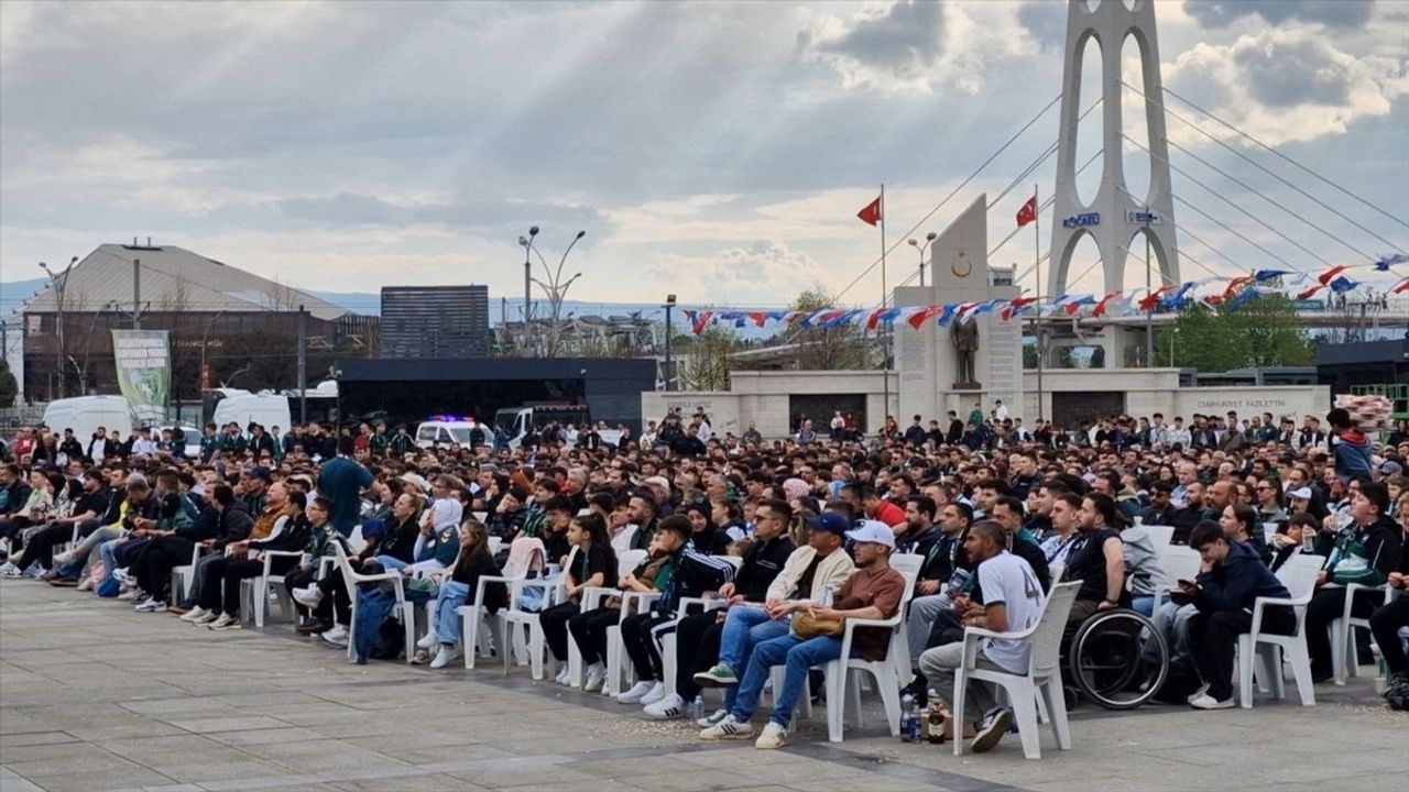 Teksüt Bandırmaspor-Kocaelispor Maçı Dev Ekranda İzlenildi
