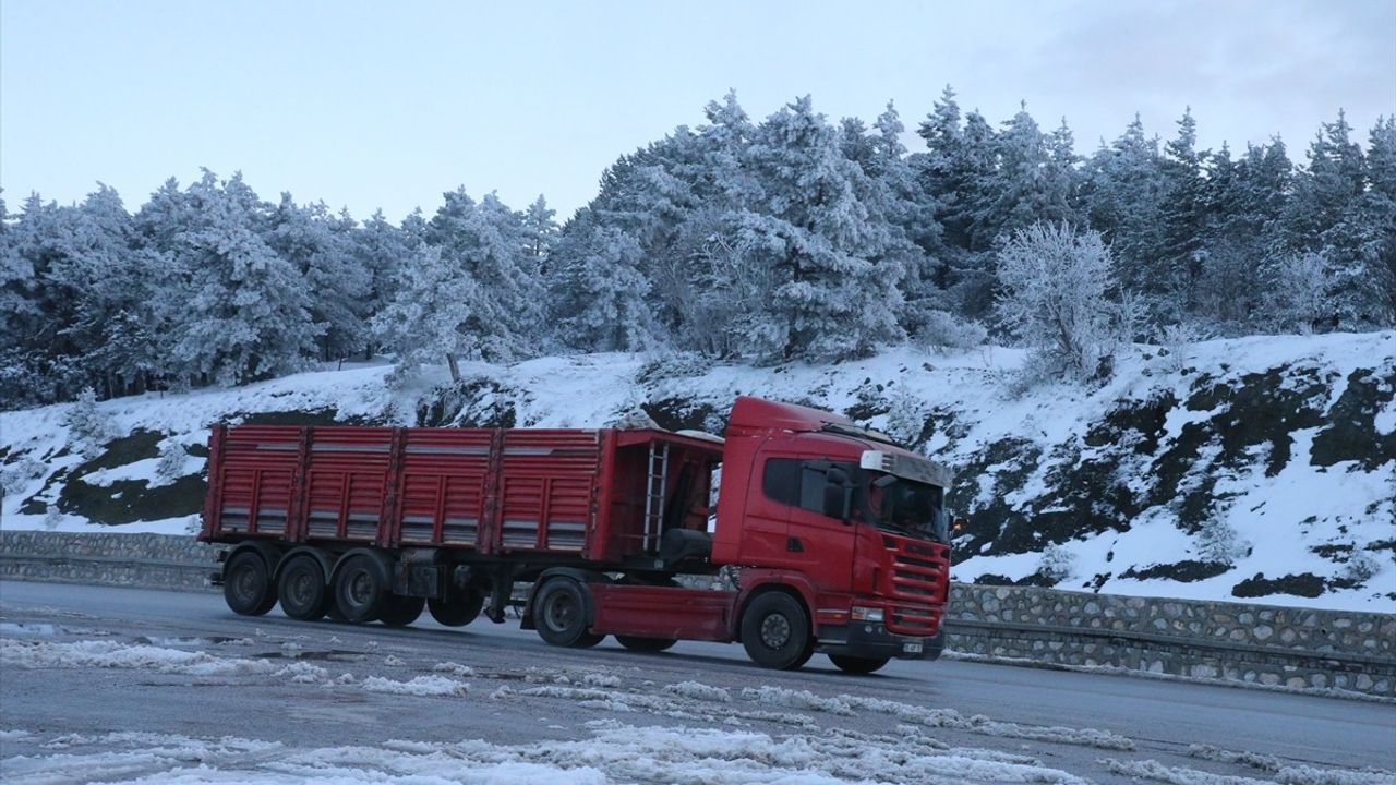 Tokat-Sivas Kara Yolunda Kar Yağışı Etkili Oldu