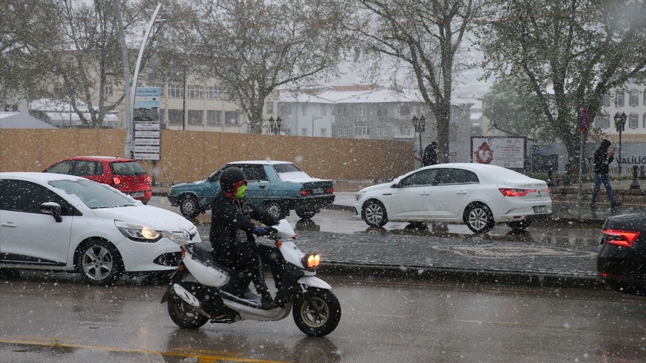 Tokat-Sivas Kara Yolunda Yoğun Kar Yağışı Etkili Oluyor