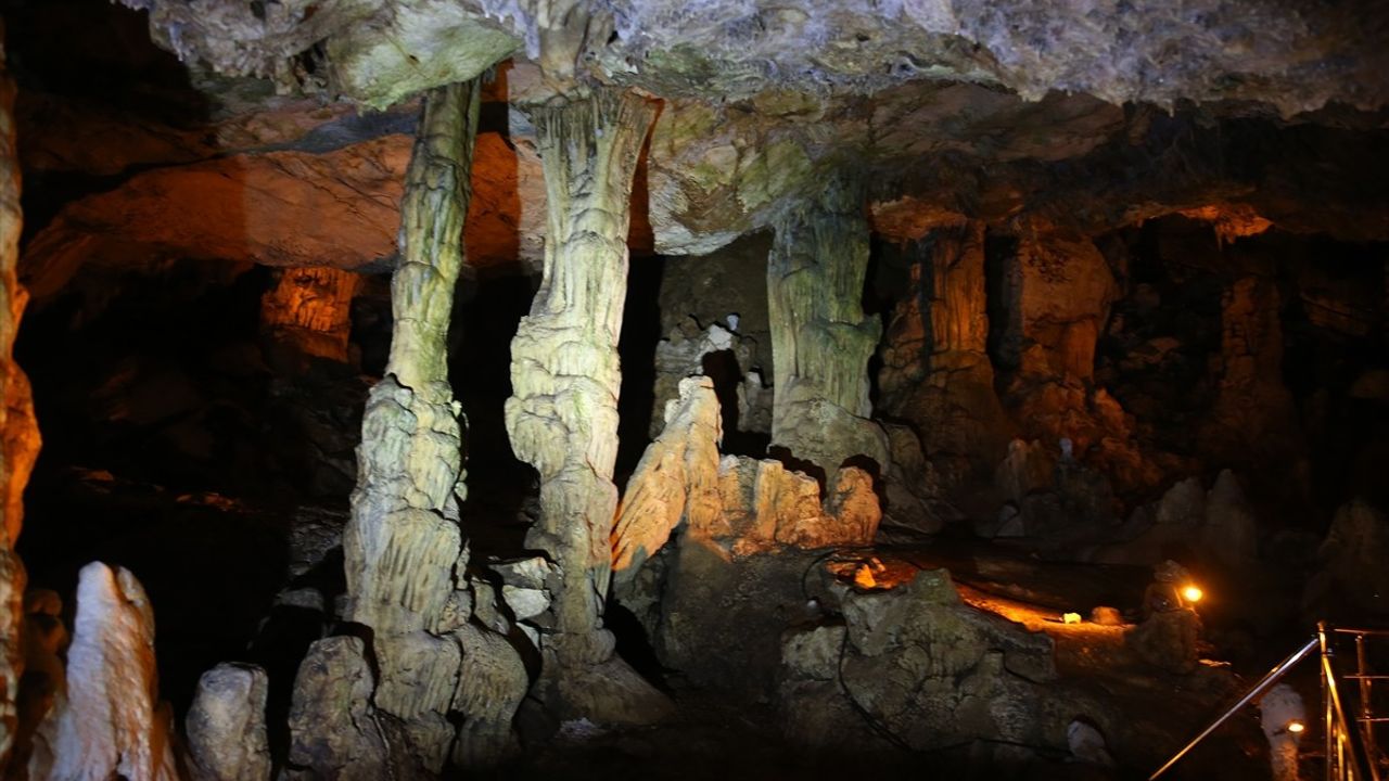 Tokat'ta Bayramda Ballıca Mağarası'nı 12 Bin 900 Kişi Ziyaret Etti