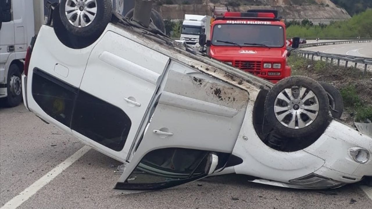 Tokat'ta Hafif Ticari Araç Devrildi: 4 Yaralı