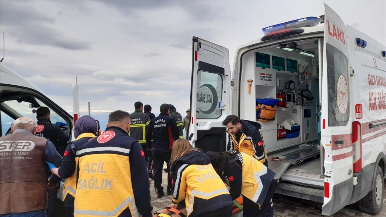 Tokat'ta Uçuruma Devrilen Otomobilde 4 Yaralı