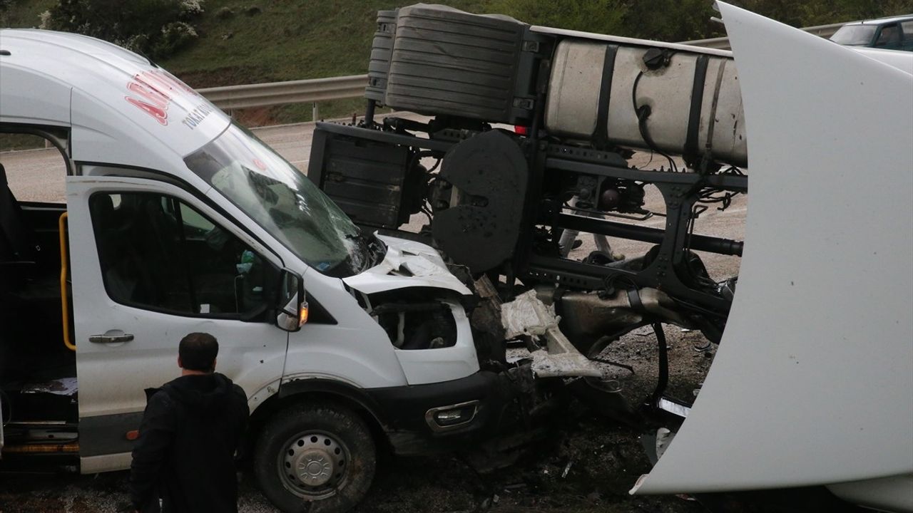 Tokat’ta Yolcu Minibüsü ve Tır Çarpıştı: 5 Yaralı