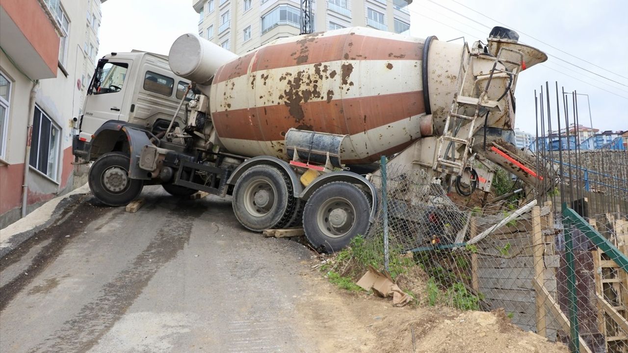 Trabzon'da Yokuştan Kayarak Asılı Kalan Beton Mikseri