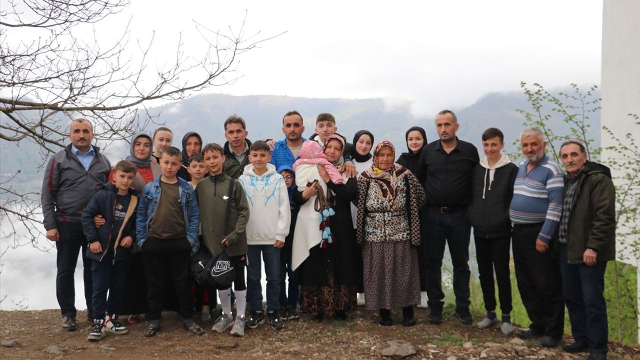 Trabzon'un Bordo-Mavi Aşkı: Bebekle Maça Giden Melahat Ergin