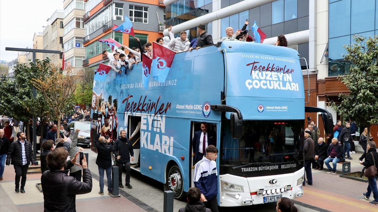 Trabzonspor 19 Yaş Altı Takımından Şehir Turu ve Övgüler