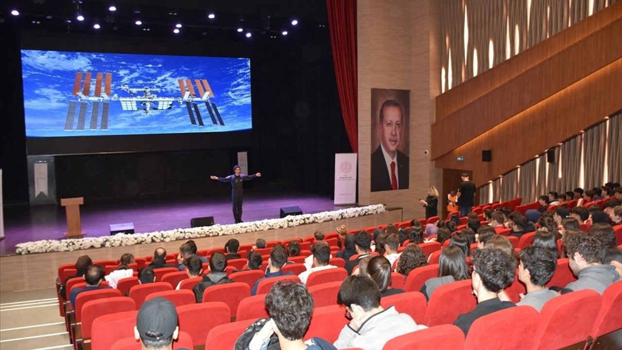 Türk Astronot Atasever, Batman'da Öğrencilerle Uzay Sohbeti Gerçekleştirdi