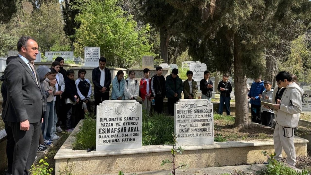 Türk Einstein Prof. Dr. Oktay Sinanoğlu, Kabri Başında Anıldı