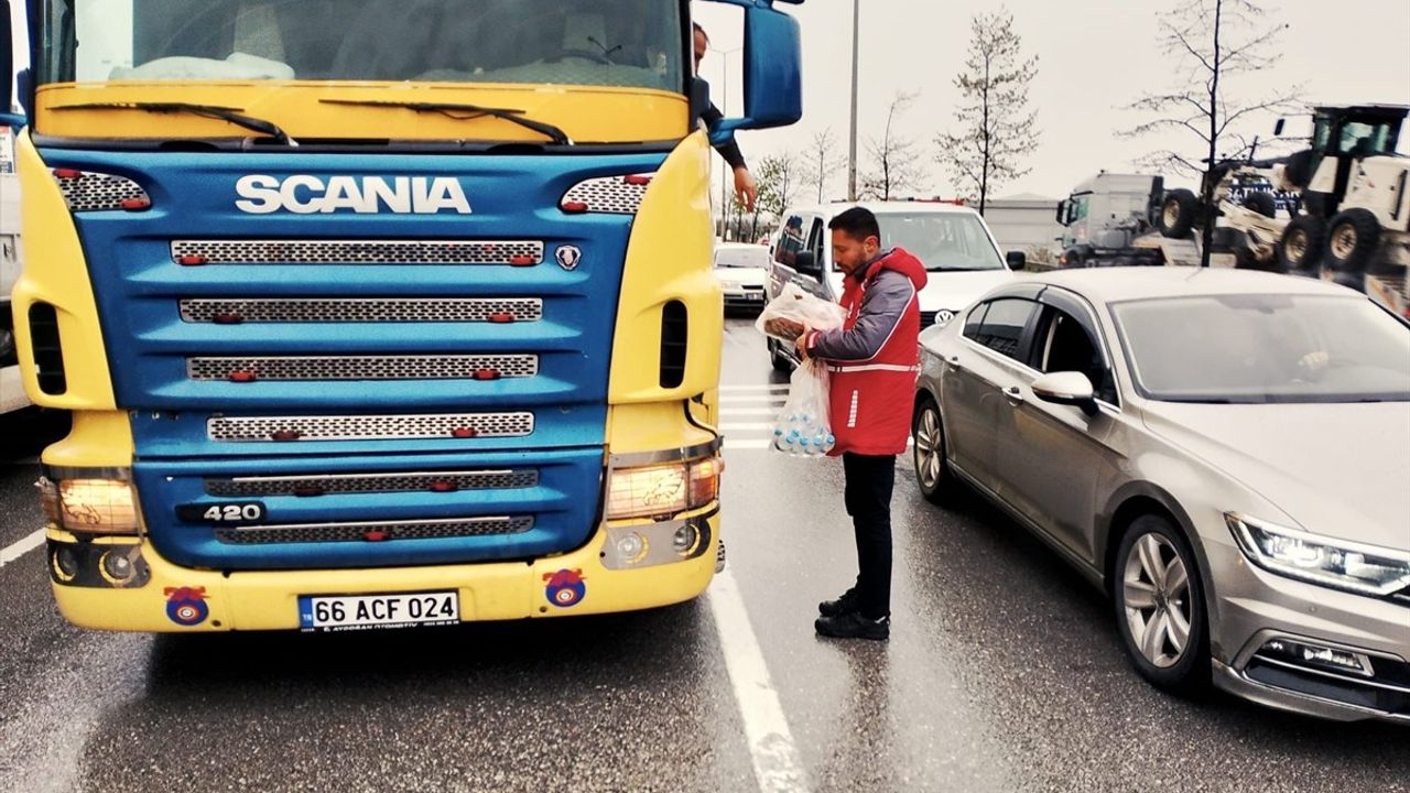Türk Kızılay, Samsun'da Kar Yağışında Mahsur Kalanlara Destek Oldu