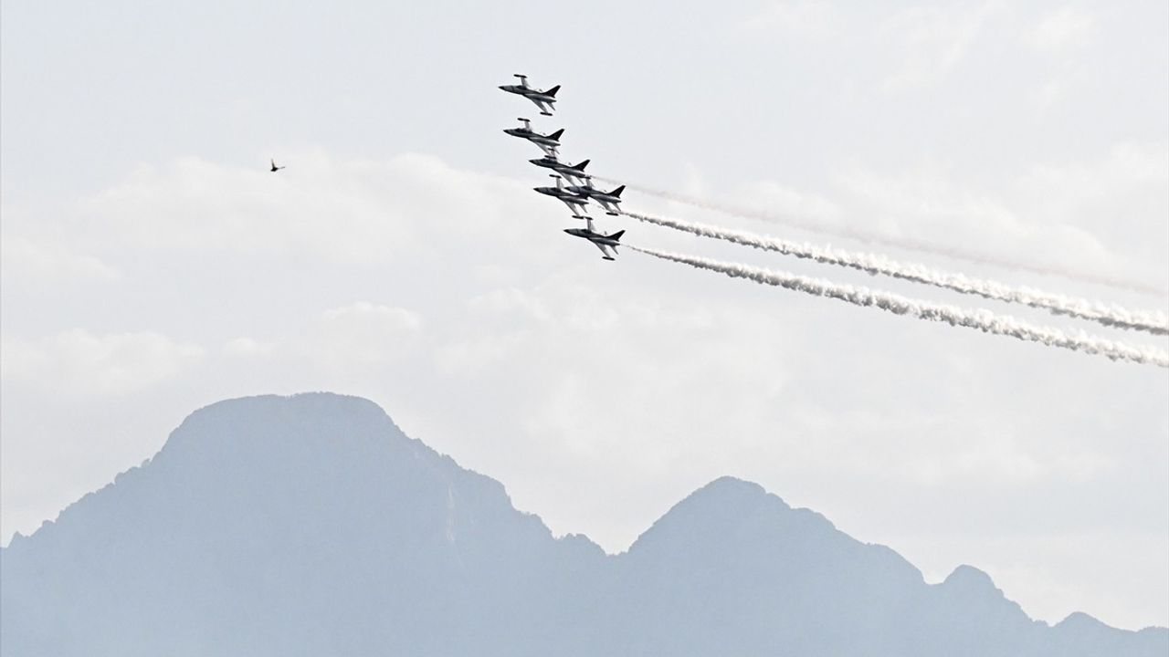 Türk Yıldızları Antalya'da Gösteri Uçuşu Gerçekleştirdi