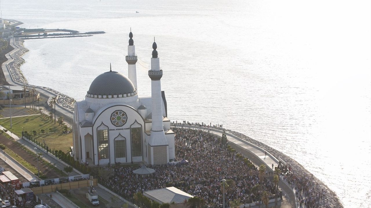 Türk Yıldızları İskenderun'da Fahri Gösteri Uçuşu Gerçekleştirdi