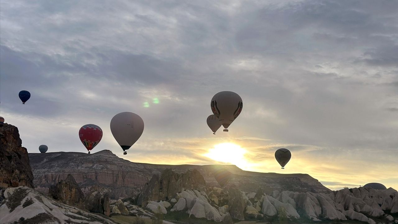 Türkiye'de Sıcak Hava Balonu Uçuşları Rekor Kırdı: 933 Bin Turist Havalandı