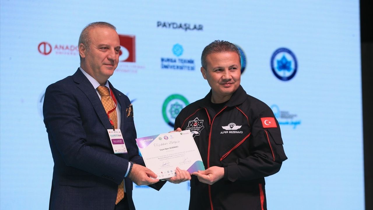 Türkiye'nin İlk Astronotu Alper Gezeravcı, Marmara Kariyer Fuarı'nda Öğrencilerle Buluştu