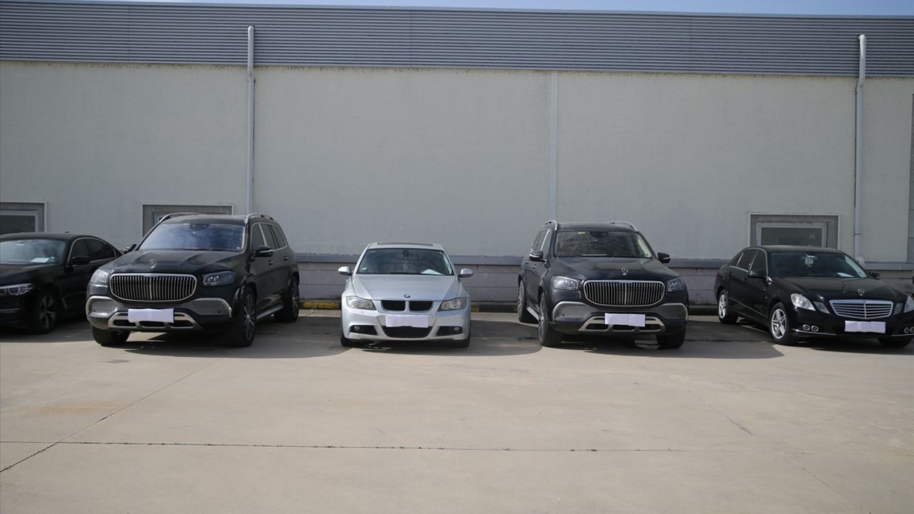 Türkiye'ye Sahte Belgelerle Sokulan Lüks Araçlar Ele Geçirildi