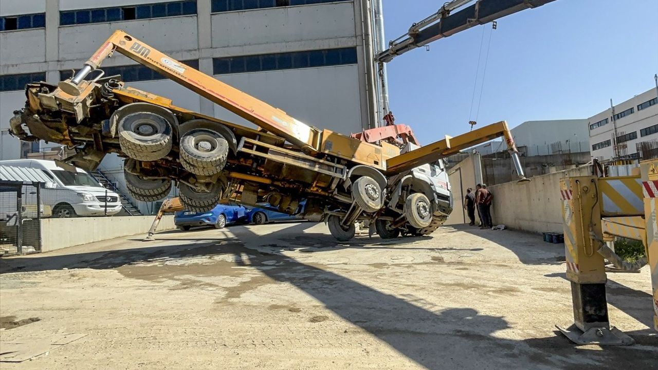 Tuzla'da İnşaat Alanında Beton Pompası Düşmesi: 2 İşçi Yaralandı