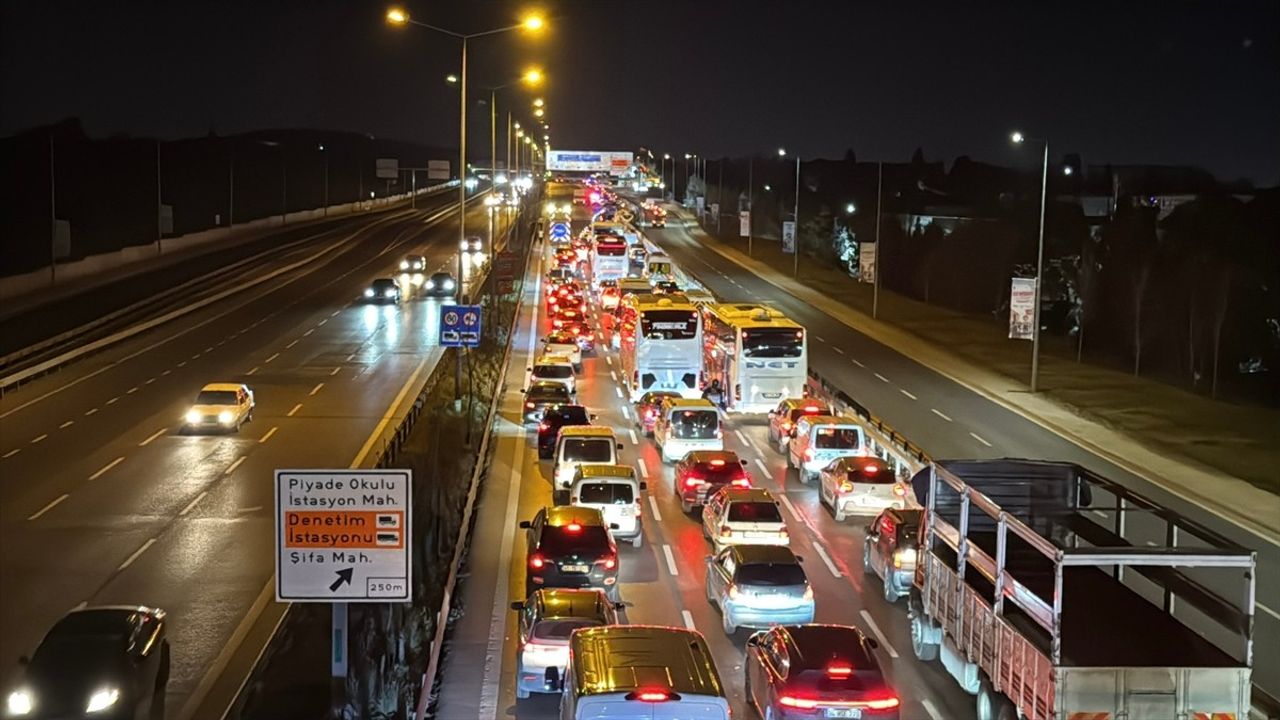 Tuzla'da Köprülü Kavşak Çalışması Trafik Sıkışıklığına Neden Oldu