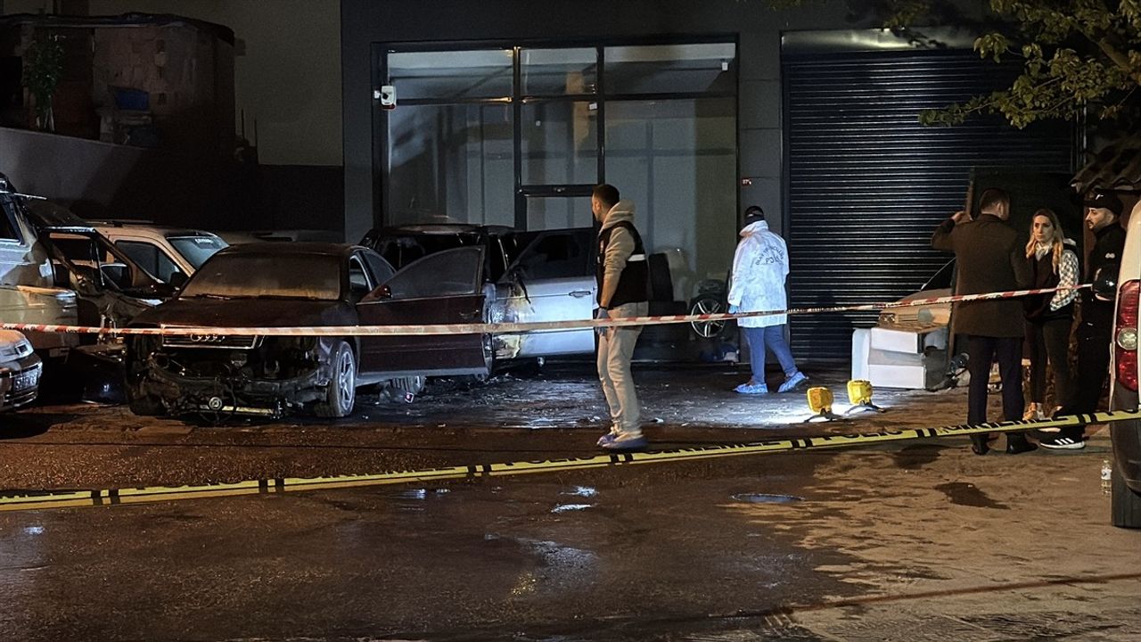 Tuzla'da Park Halindeki Cipte Çıkan Yangın 5 Araca Sıçradı