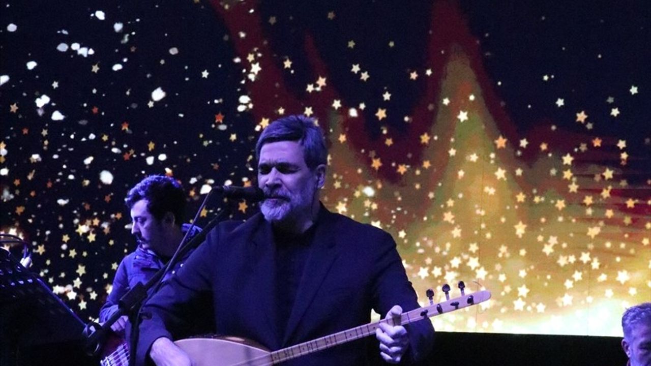 Uğur Işılak, Karabük'te Unutulmaz Bir Konser Verdi