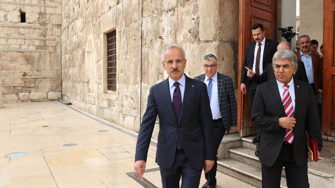 Ulaştırma ve Altyapı Bakanı Uraloğlu, Şam'daki Emevi Camisi'ni Ziyaret Etti