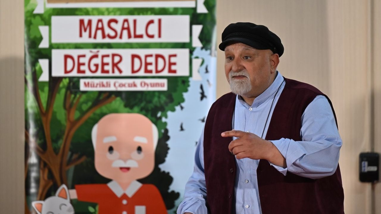 Uluslararası Çocuk Tiyatroları Festivali'nde 'Masalcı Değer Dede' Oyunu Sergilendi