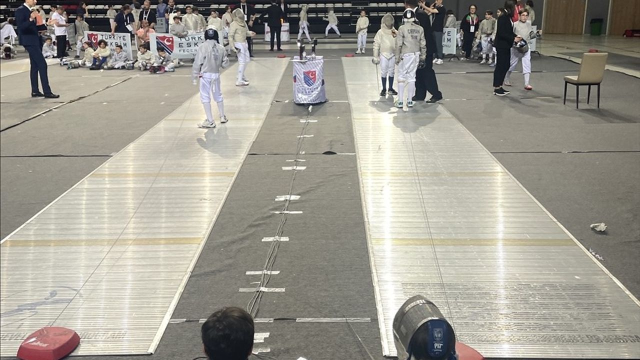 Uluslararası Eskrim Çocuk Kupası Antalya'da Başladı