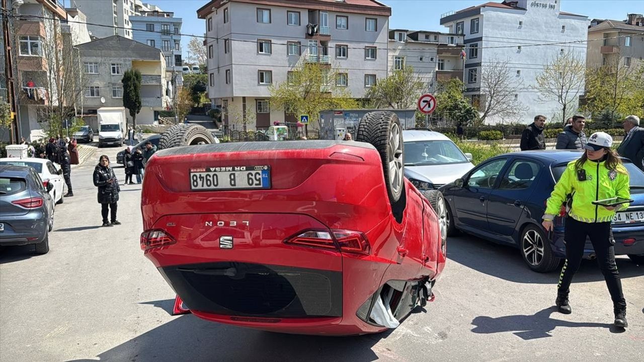 Ümraniye'de Otomobil ve Motosiklet Çarpıştı: 3 Yaralı
