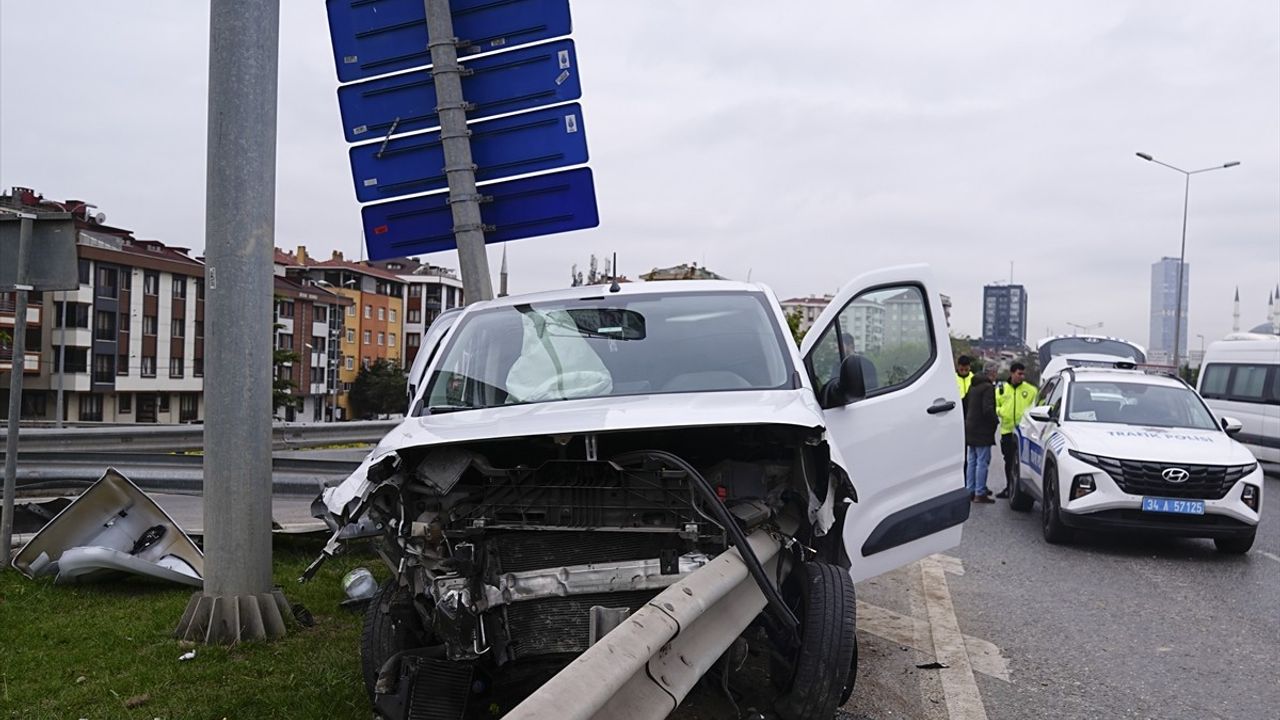 Ümraniye'de Otoyolda Bariyerlere Saplanan Araçta İki Yaralı